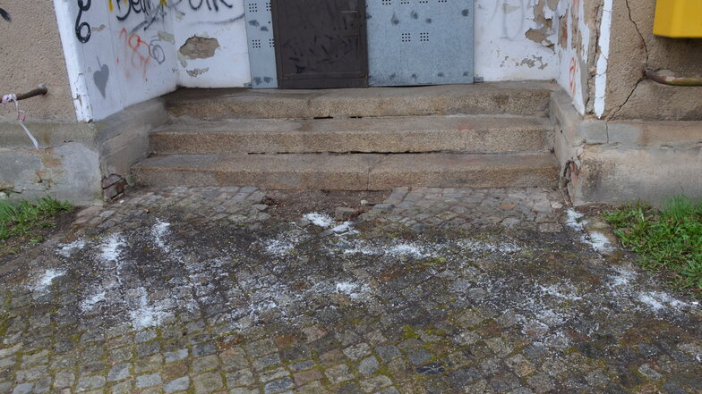 Was da am Bahnhofsvorplatz in Reichenbach am Freitag herumlag, waren keine verirrten Schneeflocken oder Graupelkörner.