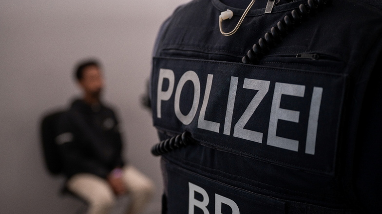 Von einem Geflüchteten (Hintergrund) wird auf dem Gelände der Bundespolizei in Ludwigsdorf die Identität festgestellt.