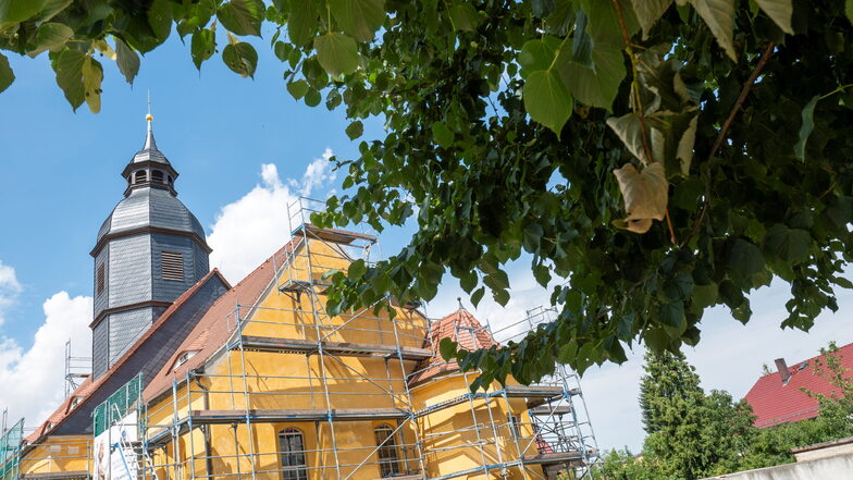 An der Waldaer Dorfkirche wird endlich gebaut. Die Waldaer Waldtage sind zum Feiern und Spendensammeln gedacht.