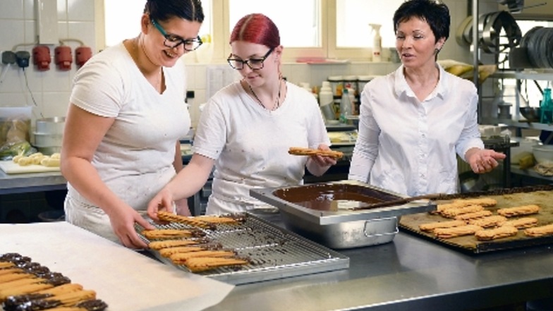 Jane Schmidt (links) und Selina Emily Exler werden in der Bäckerei Claus zu Konditorinnen ausgebildet. Der Betrieb wurde für sein Engagement in der Lehrlingsausbildung ausgezeichnet.