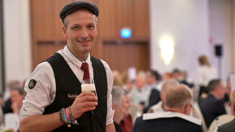 Biersomelier Tobias Meißner bot zu den drei Gängen des Menüs korrespondierende Radeberger Biere.