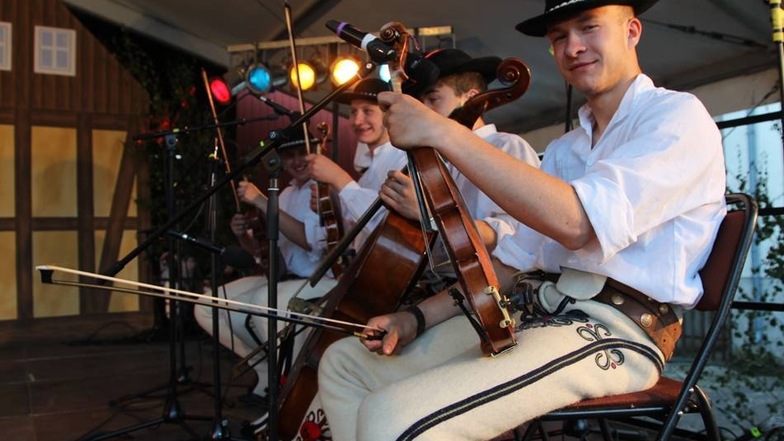 Das Musik- und Tanzensemble Furmicska aus Ungarn konnte in einem mitreißenden Auftritt auch die Besucher im Bauernhof Wessela begeistern.