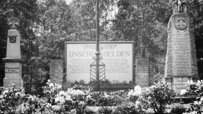 Zwischen Oststraße und Friedhof wurde 1938 eine Anlage mit den aus dem Dorf Laubusch umgesetzten Denkmälern des Krieges 1870/71 und des 1. Weltkrieges eingeweiht.