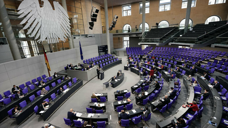 Mit derzeit 709 Abgeordneten liegt der Bundestag weit über der Normgröße von 598 Sitzen. Eine Wahlrechtsreform soll verhindern, dass die Zahl der Mandate weiter steigt.