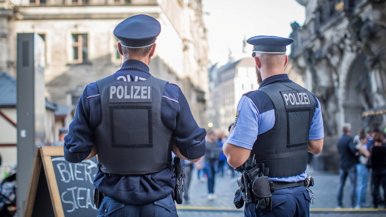 Polizei zu Fuß auf Streife beim Dresdner Stadtfest