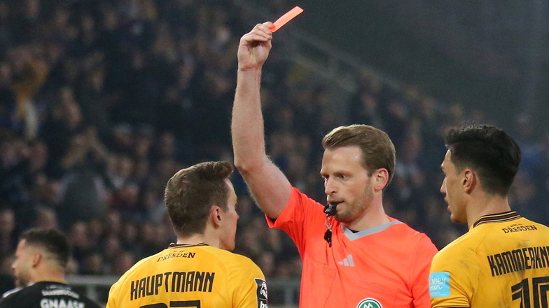 Das unrühmliche Ende eines gebrauchten Abends für Niklas Hauptmann: Schiedsrichter Sven Waschitzki-Günther zeigt ihm die Gelb-Rote Karte.