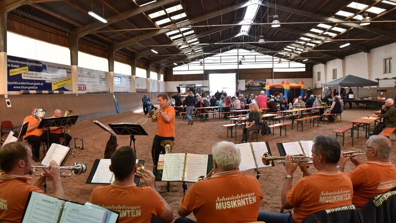 Im Oktober 2019 sorgten die Schmiedeberger beim Herbstfest des Pferdehofes Göbel für gute Stimmung in der Reithalle.