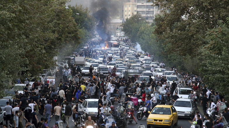 Immer mehr Menschen gehen im Iran gegen die Regierung auf die Straße.
