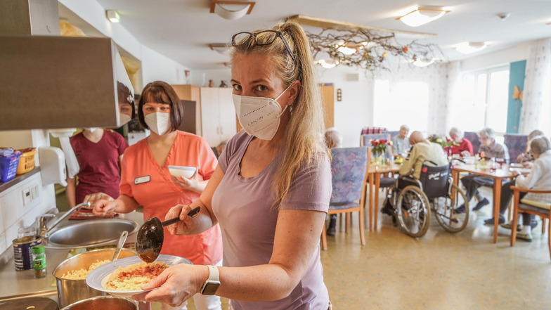 Mittagszeit im Diakonie-Pflegeheim "Haus Immisch" in Bautzen: Jana Spitzer (vorn) und Anja Büttner teilen das Essen aus. Der Heimbetrieb läuft derzeit weitestgehend ohne Corona-Infektionen ab.