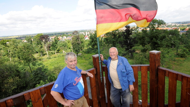 Lothar Fiebig (li.) und der verstorbene Vereinschef Horst Wilhelm 2012 auf der neu gebauten Holzplattform.