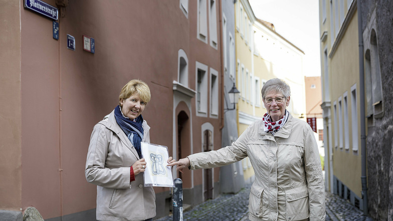 Karina Thiemann (li.) und Gudrun Burghard auf der Görlitzer Plattnerstraße. Auf ihren Führungen zeigen sie auch, wie mittelalterliche Keuschheitsgürtel, die in dieser Straße angefertigt wurden, aussahen - und zwar für beide Geschlechter.