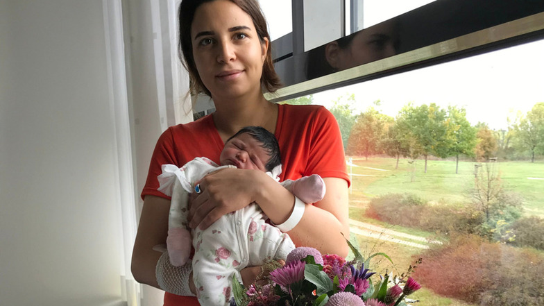 Sana Harrathi aus Radebeul mit ihrer Tochter Saba, dem 500. Baby seit Jahresbeginn in der Elblandklinik Meißen.
