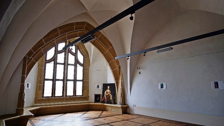 Hier in einem Raum im Erdgeschoss der Burg, welcher heute für Sonderausstellungen genutzt wird, war während des Krieges die Sixtinische Madonna von Raffael  versteckt.