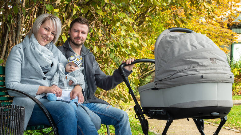 Jana Brandt und Marcel Krons mit ihrem knapp sieben Monate alten Sohn: „Uns rennt einfach die Zeit davon“.