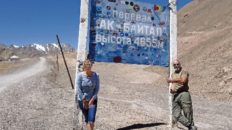 Sonja Beheng und Dirk Erker in luftigen Höhen auf dem höchsten Pass im Pamir am Rande Tadschikistans.