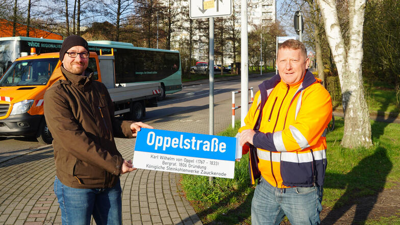 Silvio Messerschmidt, Leiter des Stadtbauamtes, und Bauhofleiter Jens Straube (rechts ) haben an der Oppelstraße eines der ersten Zusatzschilder angebracht.