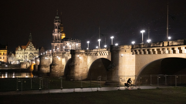 Die Dresdner Augustusbrücke wird jetzt nachts vor der Altstadtsilhouette wesentlich besser in Szene gesetzt. Dafür sorgen 60 LED-Strahler, die die Sandsteinfassaden dezent beleuchten.
