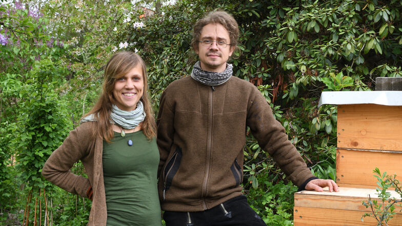 Sarah Mönke und Daniel Becker stehen mit ihren zwei Bienenbeuten im Garten in Tharandt.