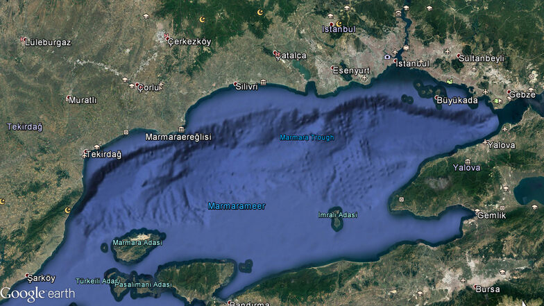 Im Norden liegt das Schwarze Meer, das über die Bosporusstraße mit dem Marmarameer (Mitte) verbunden ist. Unter dem Marmarameer nahe der Millionenmetropole Istanbul hat sich eine erhebliche tektonische Spannung mit großem Erdbebenpotenzial entwickelt.