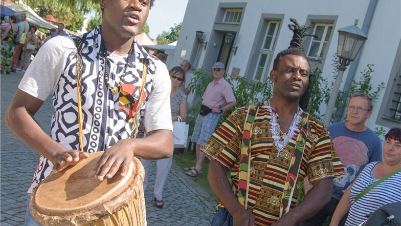 Die beiden afrikanischen Trommler lockten die Besucher zum Imbissstand, wo es Köstlichkeiten aus Angola gab.