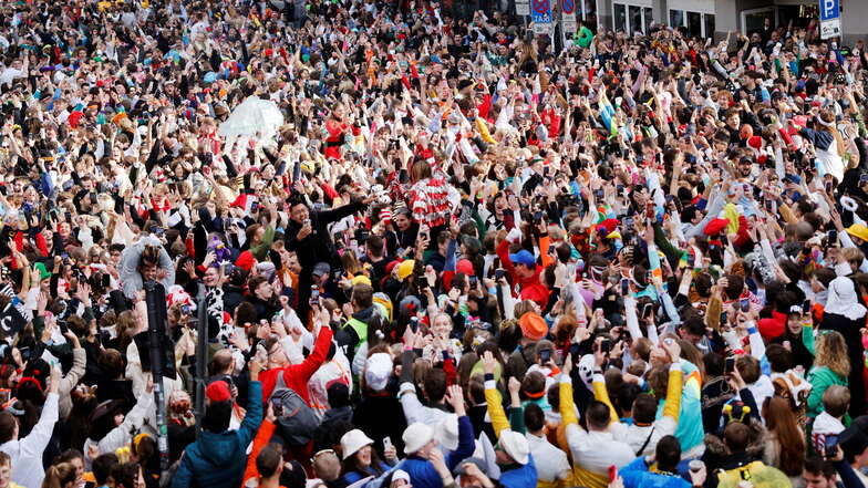 An der Zülpicher Straße in Köln feiern zahlreiche Karnevalisten ausgelassen den Beginn der Karnevalssaison.