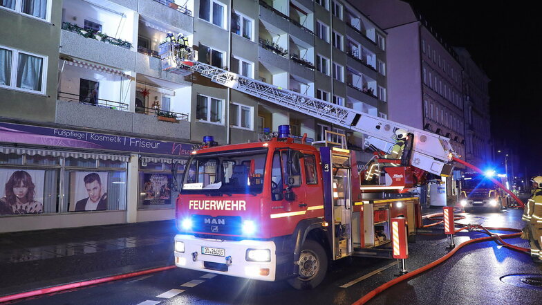 Über eine Drehleiter gelangten die Feuerwehrleute am Samstagmorgen in eine Wohnung in Dresden-Johannstadt. Dort brannte ein Geschirrspüler.