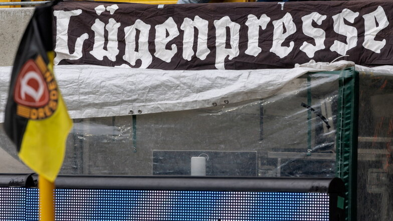 Das Banner wie dieses mit der Aufschrift "Lügenpresse" soll es zukünftig nicht mehr im Rudolf-Harbig-Stadion geben.