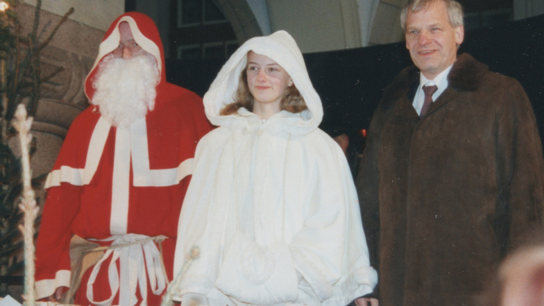 Katrin Heidrich (Mitte) begleitete 1998 als Görlitzer Christkind den Oberbürgermeister Rolf Karbaum (rechts) und den Weihnachtsmann. Auch 2004 war sie das Christkind. Heute heißt sie Katrin Paulus und lebt mit ihrer
Familie in Strausberg.