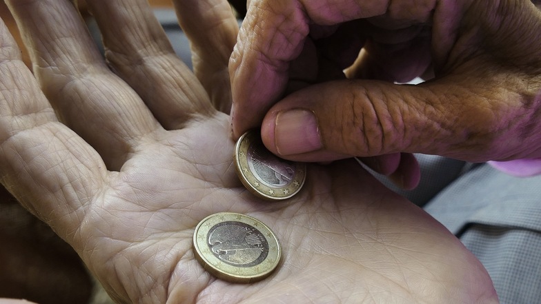 Viele müssen die Euros beisammenhalten – vor allem ältere Menschen mit niedriger Rente. Ein 86-jähriger Riesaer steht zwar mit seinen Alterseinkünften gar nicht so schlecht da. Trotzdem stahl er mehrfach in örtlichen Einkaufsmärkten.