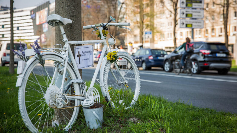 Auf der St. Petersburger Straße starb 2018 eine Radfahrerin. Ein sogenanntes Geisterrad erinnert seitdem an sie.