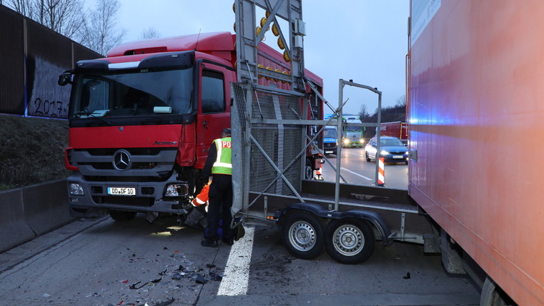 Wilsdruff: Cola-Laster kollidiert mit Schilderwagen