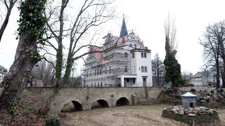 Neben dem Schwanenhaus auf dem künftigen Schlossteich sieht man auch schon einen fertigen Teil der Fassade. In diesem Stil wird das gesamte Schloss bald erstrahlen.