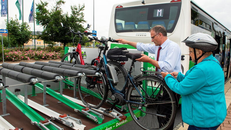 Mitglieder vom Weinböhlaer Fahrradverein nutzten als erste die neue Radtransportmöglichkeit der Verkehrsgesellschaft Meißen auf der Linie M. Busfahrer Jens Pietzsch hilft beim Heraufheben und Befestigen der Räder.