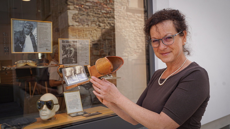 Edith Plüschke ist von der 3-D-Brille aus dem 19. Jahrhundert begeistert. Neben dieser Erfindung sind im Geschäft in der Dresdener Straße 15 viele weitere historische Brillen zu sehe.