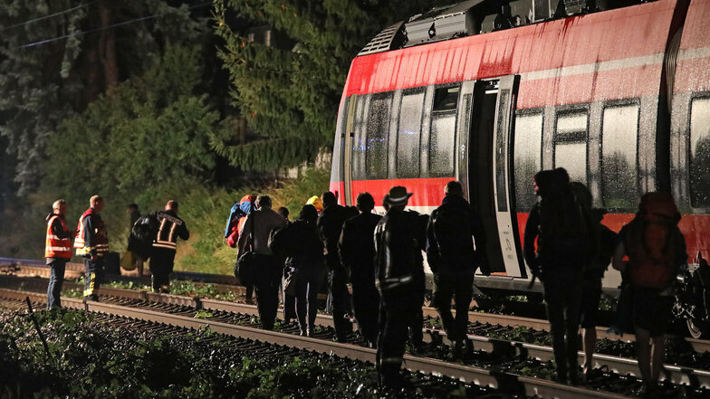 Evakuierung in Dunkelheit und Gewitterböen. Auf den Gleisen bei Gröbern mussten die Passagiere von Feuerwehrleuten und Sanitätern aus dem Zug gebracht werden, weil der Triebwagen auf einen umgestürzten Baum gefahren war.