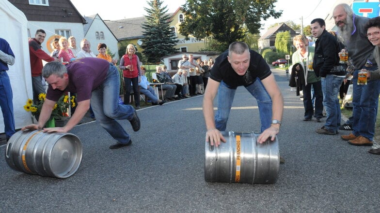 So sieht es aus, wenn in Börnchen der Sieger im Bierfassrollen ermittelt wird. Dieses Foto entstand beim Oktoberfest 2009.