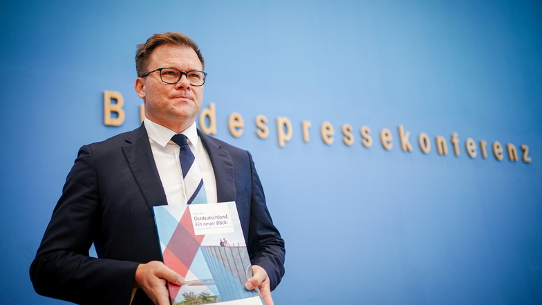 Carsten Schneider, Beauftragter der Bundesregierung für Ostdeutschland, stellt in der Bundespressekonferenz den Bericht der Bundesregierung für Ostdeutschland 2022 vor.