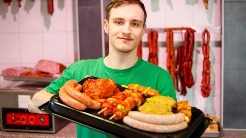 Kevin Harta-Roßmann hat gerade als Fleischfachverkäufer ausgelernt und gehört nun zum Team der Fleischerei Kretzschmar in Kamenz. Auch in der Filiale in Panschwitz-Kuckau ist er im Einsatz. Hier kommen die Grillprodukte ebenso gut an.