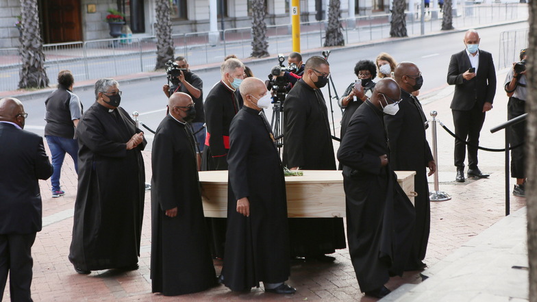Geistliche tragen den Sarg des anglikanischen Erzbischofs Desmond Tutu am 30. Dezember in die St.-Georgs-Kathedrale, wo er für zwei Tage aufgebahrt wird.
