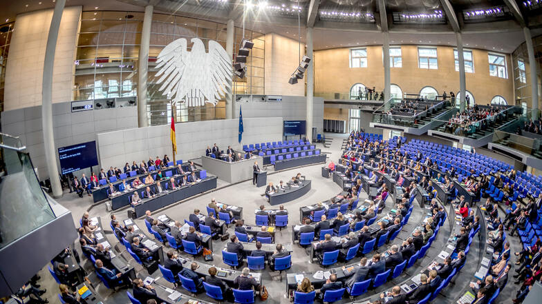 Der Bundestag hat am Donnerstag einen Gesetzentwurf der großen Koalition beschlossen, der die Berechnungsgrundlage für das Elterngeld vorübergehend ändert.