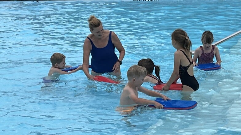 Spielerisch lernen: So sehen die Schwimmkurse mit den Kindern aus.