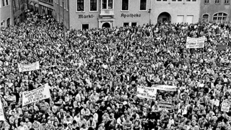 Am 24. Oktober 1989 versammelten sich 8 000 Menschen auf dem Meißner Markt, um eine Änderung der gesellschaftlichen Verhältnisse zu fordern.