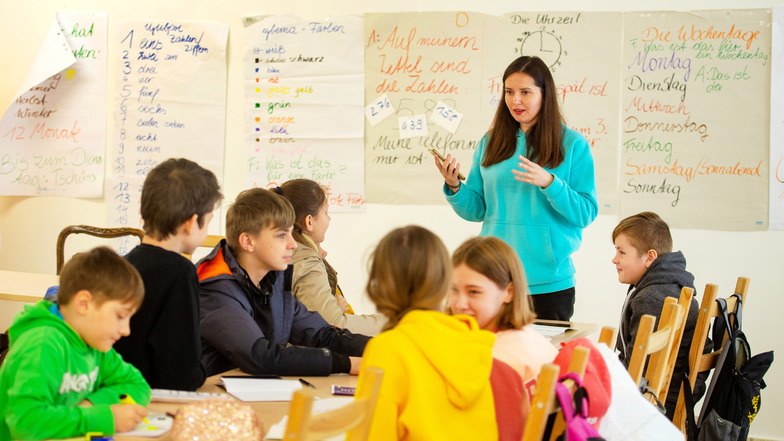Ein Stück Alltag: Die ukrainische Lehrerin Anna unterrichtet im Migrationszentrum der Diakonie in Großenhain Kinder aus der gemeinsamen Heimat im Alter zwischen zehn bis 14 Jahren.