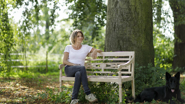 Simone Kuhn ist Heilpraktikerin und Schlossherrin im Görlitzer Ortsteil Ober-Neundorf. Hier sitzt sie unter einer Buche im Schlossgarten.