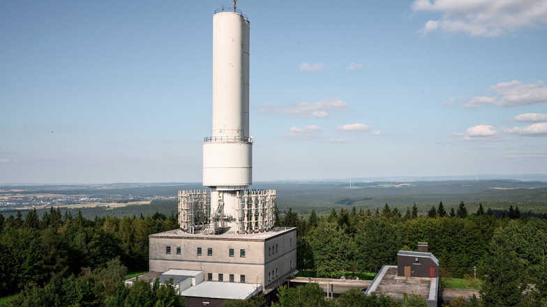 Von dem Turm auf dem Großen Kornberg im Fichtelgebirge aus wurden im Kalten Krieg ab den 1970er Jahren die Streitkräfte des Warschauer Paktes abgehört. Nun steht der Turm vor dem Abriss.