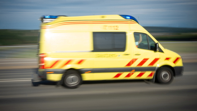 Nach einem Unfall im Räckelwitzer Ortsteil Höflein musste ein Fußgänger ins Krankenhaus gebracht werden.