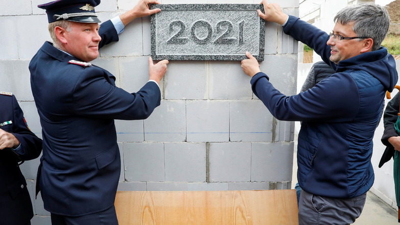 Die feierliche Grundsteinlegung im August 2021 mit Bürgermeister Cornelius Stempel (rechts) und Gemeindewehrleiter Alexander Pollier ist längst Geschichte. An diesem Sonnabend wird das neue Feuerwehrdepot öffentlich eingeweiht.