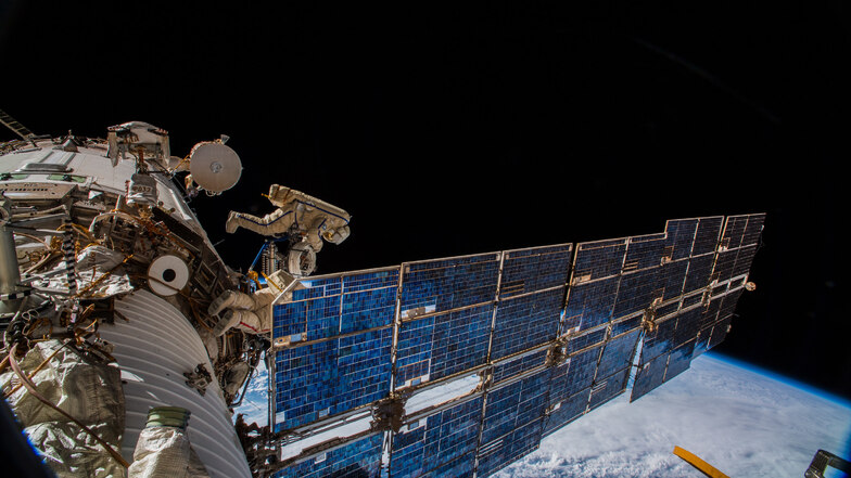 Eine im August installierte Antenne an der ISS fängt die Daten ein.