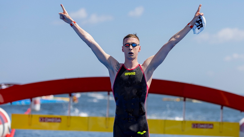 Florian Wellbrock aus Deutschland jubelt zum zweiten Mal nach einem WM-Sieg im Freiwasserschwimmen.