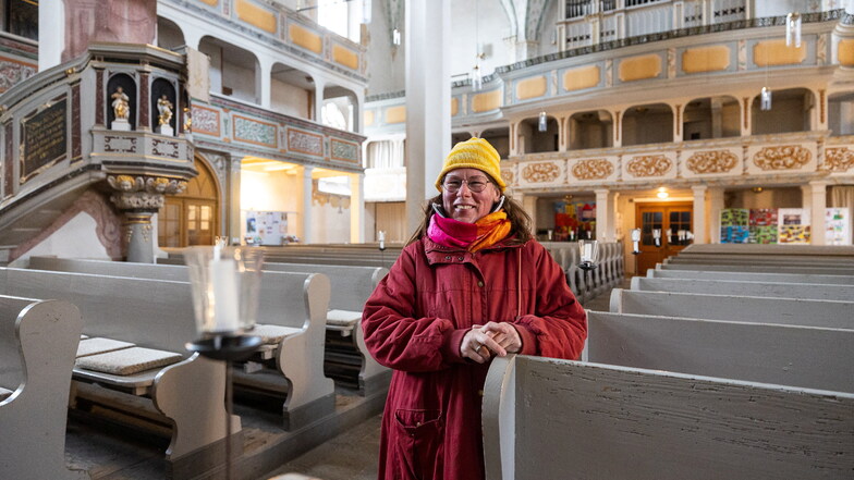 Gästeführerin Anja Graul bringt das Olbernhauer Musikkorps in die Dippoldiswalder Stadtkirche.